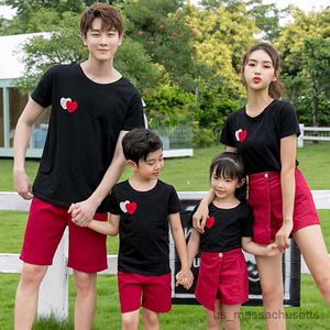 Familjsmatchande kläder Sommarmatchande Family Outfits Beach Mum Daughter Dad Son Cotton T-shirt Shorts Famliy Look Holiday Par Outfit R230810