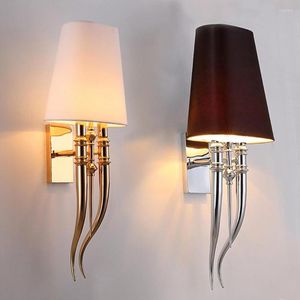 Lampada da parete E14 Modern Iron Claw Horn Cloth Lampade a LED Camera da letto Lampada da comodino Els Corridor Dining Living Room Sconce