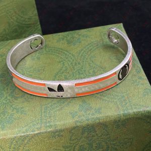 Designer bred manschett Enkelt mode antik silvermaterial svart/orange emalj alfabetarmband, unisex för män och kvinnor, alla hjärtans dag, jul,