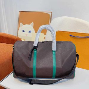 Koyu kahverengi seyahat çantası yüksek kaliteli gerçek deri keepall bagaj çantası duffle çanta kadın tasarımcı çantaları seyahat eden erkek kadın moda büyük kapasiteli çantalar