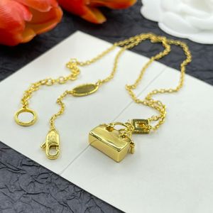 Smycken tillbehör guldpläterad varumärkesdesigner hängen halsband rostfritt stål brev choker hänge halsband pärlor kedja