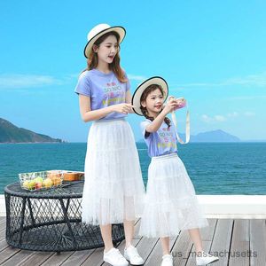 家族を一致する衣装の夏の家族マッチ服の母と娘メッシュドレス父と息子のTシャツショーツホリデーマッチングカップル衣装R230810