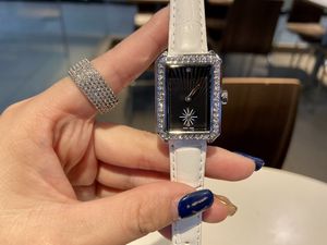 Lyxkvinnor Fashion Square Leather Watches Rostfritt stål Rem Damkvartskurvor Kvaliteter Kvinnlig klocka 36mm