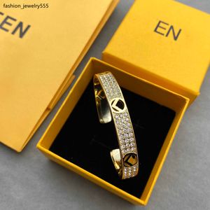Armband lyxiga armband för kvinnor Klassiska märke Rose Gold Armband Openings med diamanter Fashion Jewelry Ny stil Personliga semestergåvor