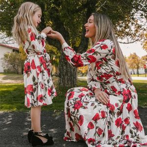 Familjsmatchande kläder Långärmad mamma och jag trycker barnklänningar för flickor Familj som matchar kläder Familj Look Outfits Mother Daughter Dress R230811