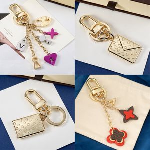 Domande Designer Keechchains Fashion Golden Letters Flowers Lock Lanyards for Mens Womens Lovers Auto Borse Anti Lost Key Chain Keyrings