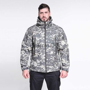 جاكيتات الرجال الجديدة أزياء الأسران sharkskin softshell سترة العاصفة في الهواء الطلق مقاوم للرياح ومقاومة للماء الدافئ الدافئ مقنعين معطف التمويه بالجنسين J230811