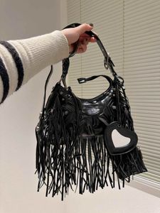 Kvinnor Lokomotivsäckar Tassels Tote Black Shoulder Bags Cowhide Crossbody Bags Fashion Cool Girl Underarm Bag