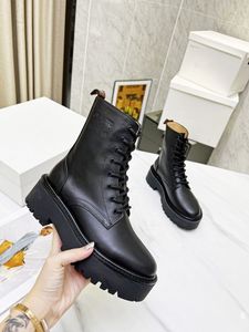 أحذية ضخمة مصممة مصممة أحذية جلد الغزال غير الرسمي Martin Boots العلوي مع تمهيد منصة التوقيع