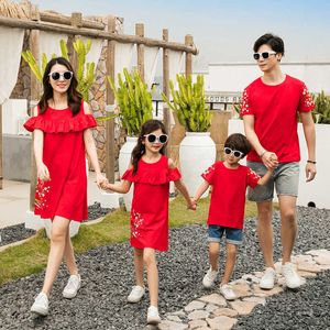 Dopasowanie rodzinnych strojów letnich rodzinnych strojów mama córka pasująca do czerwonej sukienki kwiatowej tata syn Cotton T-Shirt Dopasowanie Para strojów