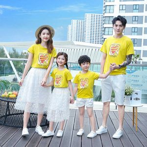 Aile Eşleşen Kıyafetler Yaz Aile Eşleştirme Giysileri Anne ve Kızı Mesh Elbise Baba ve Oğul T-Shirts Şort Tatil Eşleştiren Çift Kıyafetleri