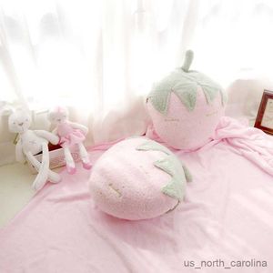 Animali di peluche imbottiti simpatici divano per auto di fragole rosa pieghevole cuscini di coperta con aria condizionata giallo peluche regalo di compleanno giocattolo per ragazza r230811
