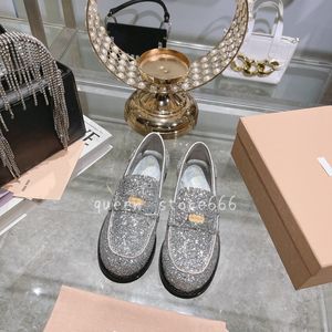 Klädskor lyxiga präglade logotyp glitterpulver loafers tobak guld silver mode mius utomhus kvinnliga designer sneakers tränare storlek 34-40