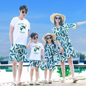 Familjmatchande kläder Familj Matchande kläder Summer Beach Mother Daughter Floral Dress Dad Son Cotton T-shirt Shorts Holiday Par Outfit