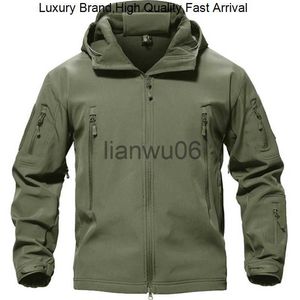 Mäns jackor Vintermännens termiska militära kläder haj Hudskal Waterproof Windbreaker Tactical Racer Jacka Coat Handing Camping Hunting J230811