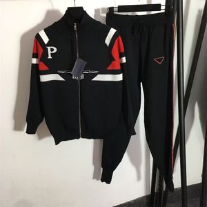 Kvinnors stickad spårdräktdesigner Sport Kvinnor Tracksuits Tryckbrev Utomhus Vandring Löpande kostymer Kvinnans blixtlåsjackor med joggingbyxor.