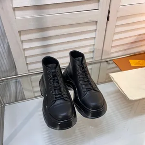 Luxury Casual Men Buty Buty Buta Buta Zręcznie koronkowa trampka Triple Black Royal Red Low Platform Designer 0808