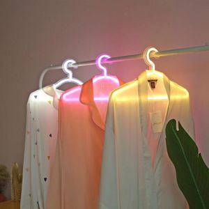ハンガーラック鉛ネオンライトサイン衣服スタンドUSB搭載装飾ライトハンガーベッドルーム衣料品店の壁の装飾230810
