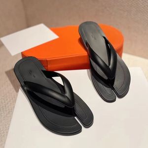 lustrzana jakość maisony Margiela Tabi Flat Flip Flip Flops Designer Designer Sandał Sandał Sandał Black Casual Buty plażowe Maza Męska basen sandały sandały białe na zewnątrz suwaki