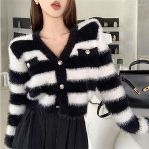 Pelliccia da donna 2023 Autunno inverno Donne in Corea del Sud Imitazione Velvet Velvet Slim-Fit Strip Strip Short Cardigan Coat