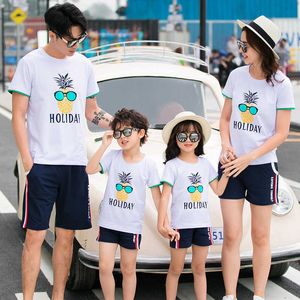 家族のマッチング服をマッチする家族の服をマッチする夏の家族Tシャツ母/父/子供Tシャツ+ショートパンツホリデーカップル愛好家服