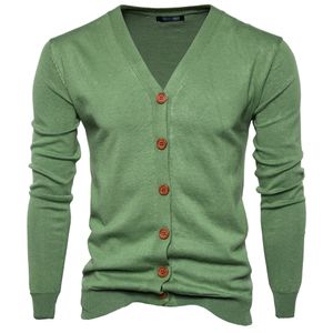 メンズのセーター秋の緑のニットトップセーターの男性