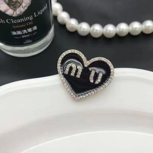Peach Heart MIU Broche novo Love Diamond Broche Minimalist Temperament Style Style Jacket combinado com mulheres