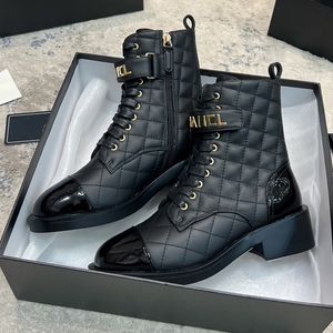 가죽 오토바이 부츠 금속 버클 장식 플랫 사막 부츠 가죽 레이스 업 Zip Ankle Boots 패션 레이디 전투 부츠 럭셔리 디자이너 여성 부츠