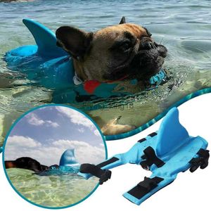 Dog Life Jacket Preserver med justerbar Belt Summer Pet Puppy Swimming Shark Vest Clothes for Small Dogs French Bulldog HKD230812