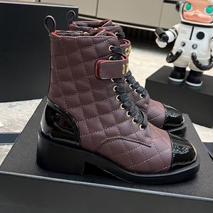 Chanells Desert Channel Quality Boots Flat Metal Kluczówka Top Bot Dekoracja skórzana sznurka w górę Zip Buty Modna dama bojowa buty luksusowe designerskie buty dla kobiet