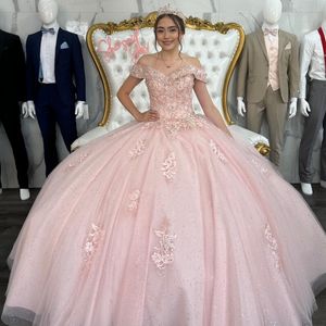 Luxury Glittering Pink Off-Shoulder Quinceanera Dresses Applique Pärlor Vestidos de 15 Anos Birthday Party Ball Gown Corset