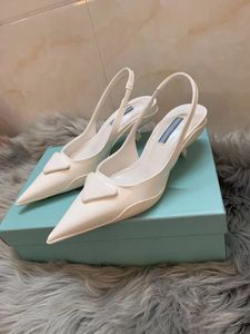 Triangel borstad sandal låg klack kvinnor häl romantiska eleganta lady skor slingback pumpar pointe tå lyxdesigner svart vitt rosa patent läder 35-41box