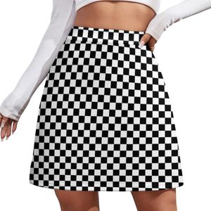 Röcke überprüfen das Muster. Kariertes Schwarz -Weiß -Schachbrett. Schachbrett. Minirock Frauen Sommerkleid 2023