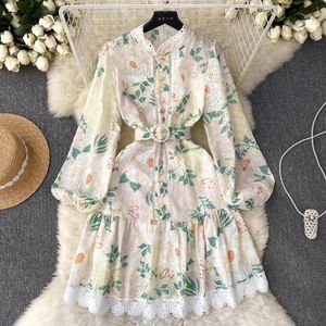 Grundläggande casual klänningar 2024 Autumn Holiday Flower Leaves Hollow Out Brodery Dress Women's Stand Collar Lantern Sleeve Belt spetsledning Kort Vestido