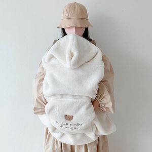 サンゴのフリースのブランケットブランケット刺繍クマの冬の掛け布団ベビー服温かいベビーカーブランケット幼児マントマント昼寝カバー230811