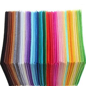 Chegada de tecido 40pcs 15x15cm não tecido de 1 mm de espessura de pacote de pano de pano de poliéster para costurar bonecas artesanato1266v