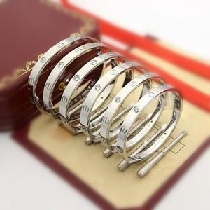 braccialetto di design braccialetto di trifoglio di design da donna Serie Design alla moda ed elegante 6MM o 4MM Gioielli in acciaio al titanio intarsiato Bracciale con chiusura da donna