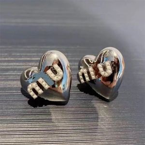 Miu Love Earrings Designer Heart Shaped Earrings High Grade Cool Style 2023 Nya örhängen mångsidig inbäddning