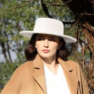 Berets White Flat Top Fedora Hat Wedding Męskie i damskie Jazz Jazz Classic Autumn Wide Brim Sombrero