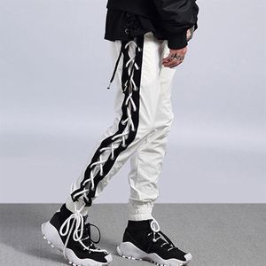 Boczny krzyż koronkowy sznurki Męskie spodnie do joggera czarno -białe panele ślady 205f