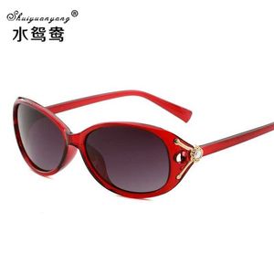 Women's small new fashion women's polarizer Sunglasses trend driving leisure sunglasses 7045 factory sales