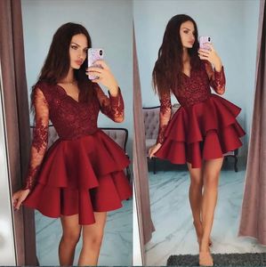 Moda ünlü kokteyl elbisesi güzel kırmızı v yaka uzun kollu eve dönüş elbiseleri şık katmanlı boncuklu dantel aplike kısa balo elbisesi 2023