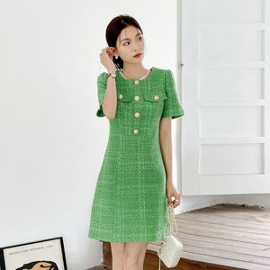 Abiti casual di base 2024 Francia Piccoli fragranti eleganti bottoni dorati Abito in tweed verde Moda donna Chic Estate O Collo Manica corta Tessuto Mini Abiti