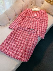 2023 Herbst Pink Pinkes Gewebe zweiteiliger Kleidersets Langschläfe runder Hals Tweed Einer Braustapfen High Taille Knöpfe Kurzrock-Anzüge Set zweiteiliger Anzüge A3G116577