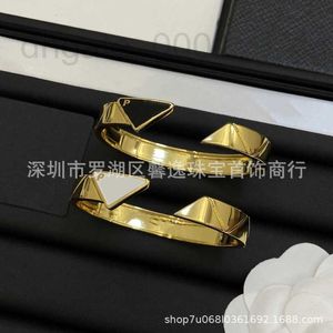 Bangle Designer New Black and White Triangle Armband Letter Fashion Ins Light Luxury Hip Hop Trend 9q5y