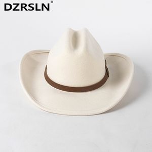 Breda randen hattar hink hattar Europa och United Fedora Hat Autumn and Winter Fashion Casual Belt Buckle Decoration White Wool Cowboy Hat Outdoor Jazz Hat 230811