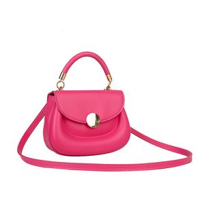 Borse da sera Ladies Designer Luxury Borsetto piccolo simpatico borsa a tracolla a tracolla in pelle rosa con tracolla per le ragazze del college 230812