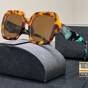 Óculos de sol designers Óculos de sol de luxo para mulheres com estojos de estojos lentes de quadro quadrado de grandes dimensões Design de alfabetismo de gêneros de sol para viagens de viagem