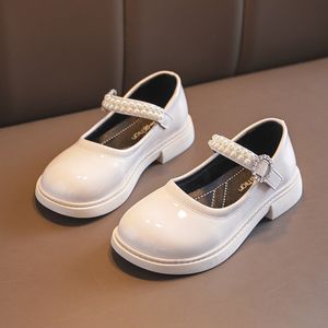 Кроссовки девушки черная кожаная обувь весна осенняя жемчуга для детей модные принцесса детские мягкие исполнения H998 230811