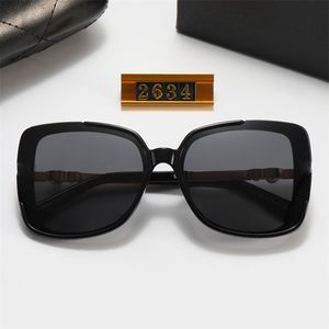 Designer Sonnenbrille für Frauen Männer Perlenmodell Eyewear Special UV 400 Schutzbuchstaben Großer Bein Doppelstrahl Rahmen Outdoor Design Hochlegierung Frauen Sonnenbrille 1889